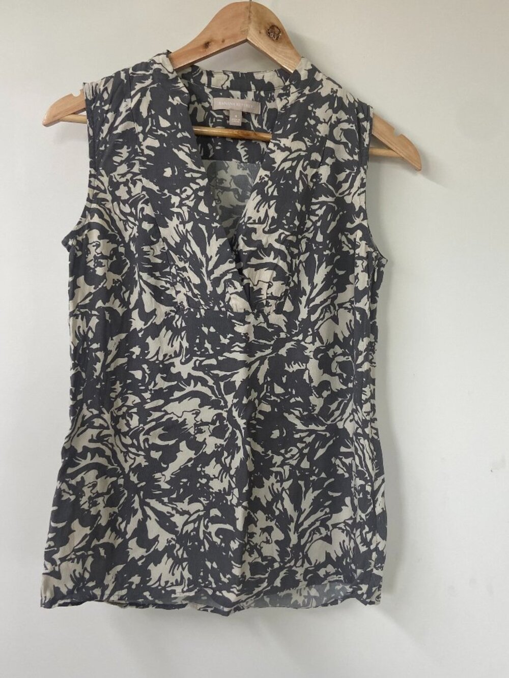 Banana Republic Women's V Neck Abstract Floral Sleeveless Side Zip Blouse Size 4